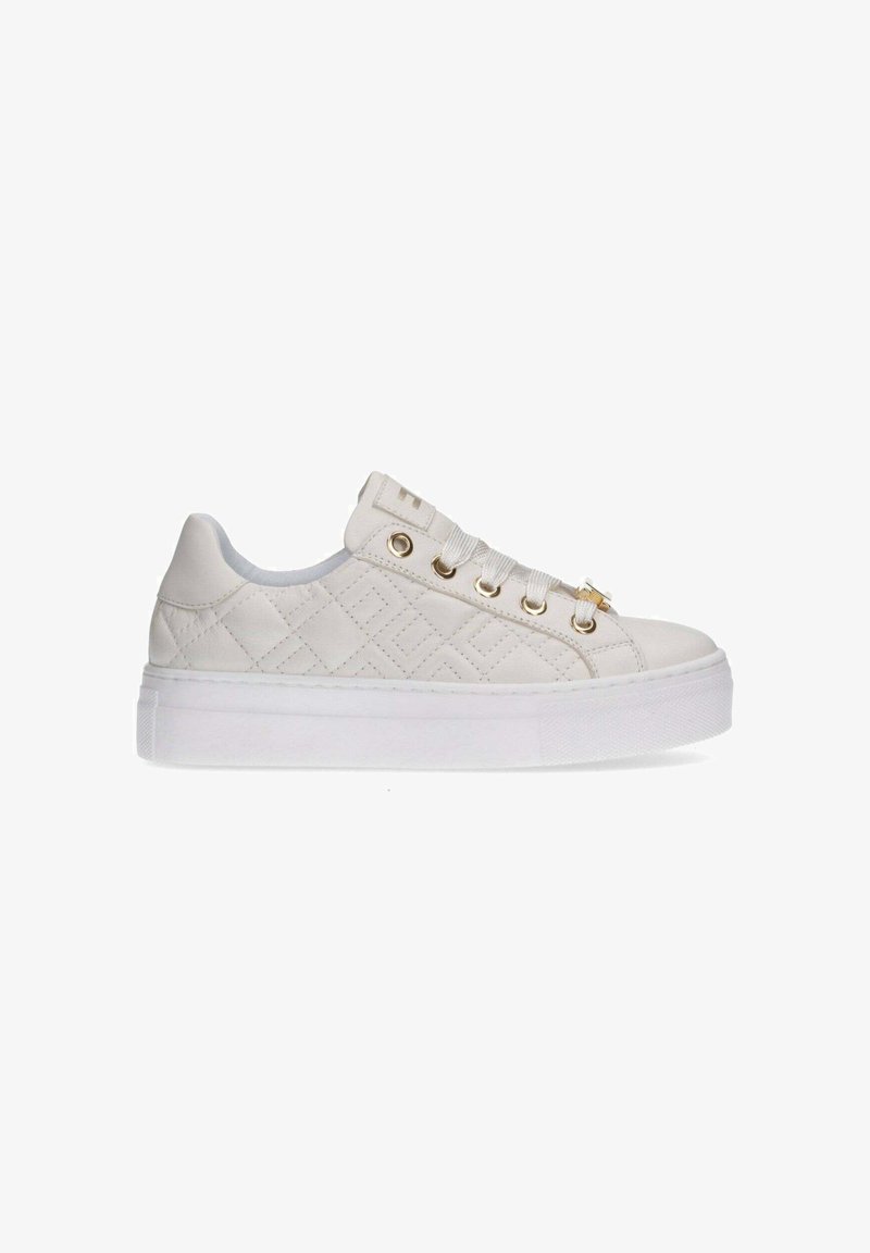 Witte gewatteerde sneakers met een rubberen zool, voorzien van gouden oogjes en decoratieve hardware, vetersluiting en een gladde textuur.