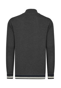Dunkelgrauer, gestrickter Pullover mit strukturiertem Muster, hohem Kragen und gerippten Bündchen, die am Saum marineblaue und weiße Streifen aufweisen.