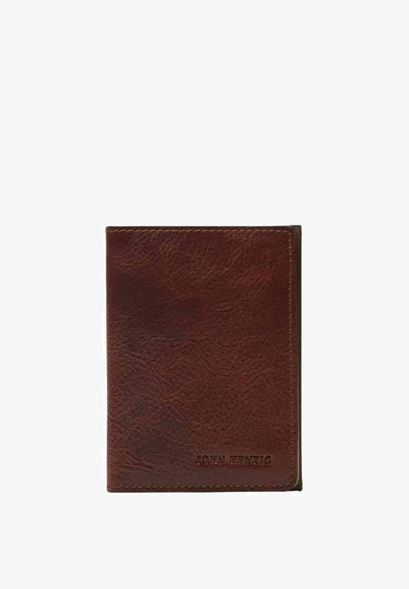 Brun läderplånbok med en texturerad yta, med snygg sömnad och präglad "JOHN HENRIC"-logotyp på framsidan. Rektangulär form.