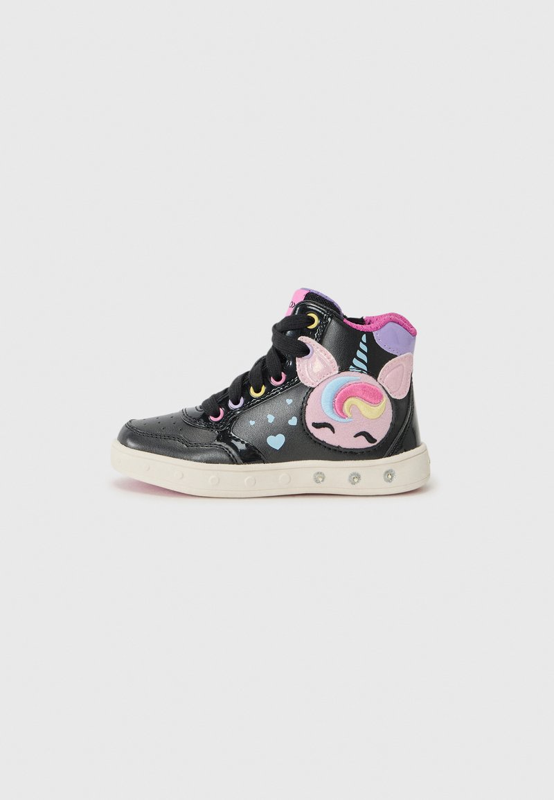 Czarne, wysokie sneakersy z kolorowym wzorem jednorożca, różowymi i niebieskimi akcentami oraz podświetlaną podeszwą; błyszczący materiał i teksturowane nakładki.