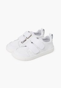 Weiße Sneakers aus einem glatten synthetischen Material mit zwei Klettverschlüssen, gepolstertem Kragen und einer strukturierten Gummisohle.