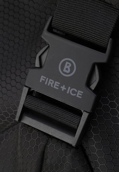 Czarny materiał tekstylny o heksagonalnym wzorze, z plastikową klamrą wygrawerowaną w napis "FIRE + ICE" oraz logo.