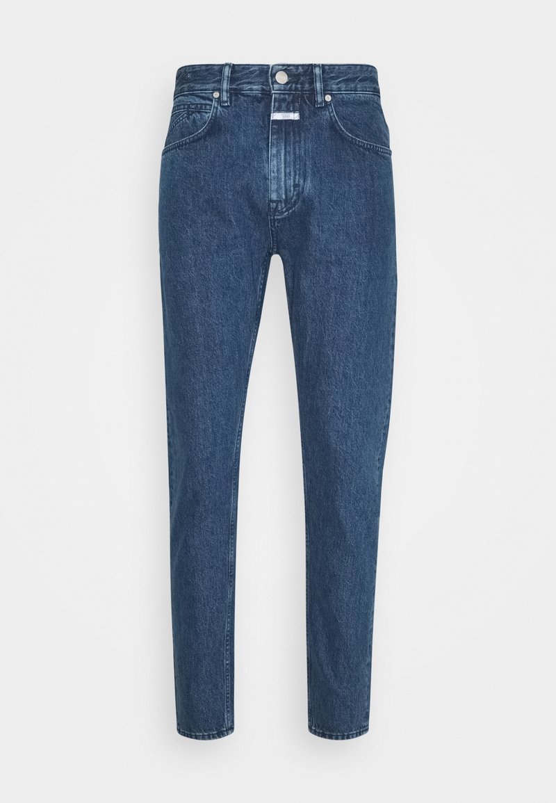 Jeans bleu foncé taille haute à jambes droites avec fermeture avant à boutons et fermeture éclair, poches avant et arrière, présentés sur un fond uni.