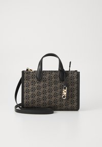 Borsa nera e marrone con motivo a monogramma, accenti in pelle, doppie maniglie corte e una tracolla staccabile. Dettagli in hardware dorato.