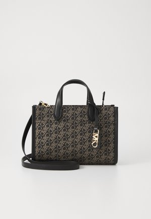 Zwarte en bruine handtas met een monogram patroon, leren accenten, dubbele korte handvatten en een afneembare schouderriem. Gouden hardware detail.
