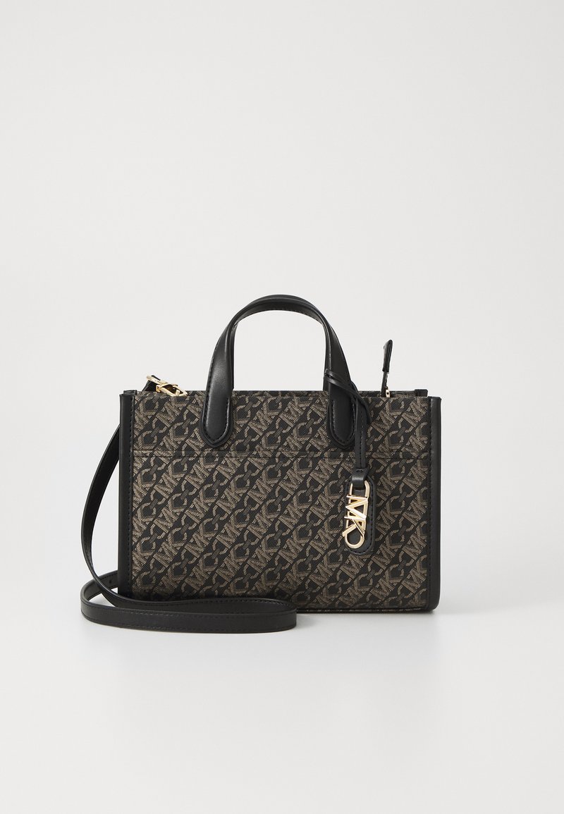 Borsa nera e marrone con motivo a monogramma, accenti in pelle, doppie maniglie corte e una tracolla staccabile. Dettagli in hardware dorato.