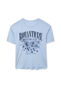 T-shirt azzurro chiaro a maniche corte realizzato in morbido tessuto con scollatura rotonda. Presenta una grafica floreale e un testo in grassetto: "ROMANTICIZZA LA TUA VITA."