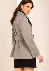 Lipsy BELTED MILITARY PETITE  - Šineļveida mētelis - grey