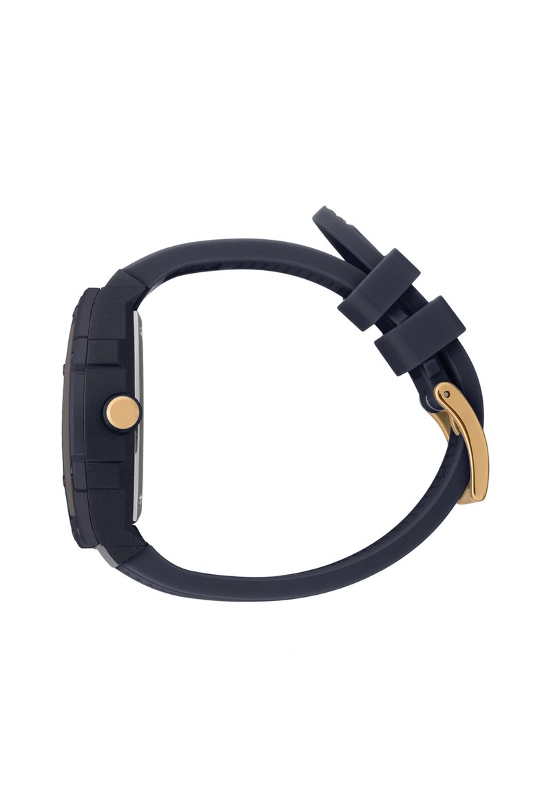 Montre numérique avec un cadran rectangulaire, un bracelet en silicone noir, des accents dorés, des boutons texturés et des cornes latérales pour un ajustement sécurisé.