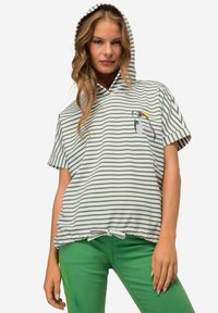 Sudadera con capucha a rayas en verde claro y blanco, con dobladillo ajustable. Presenta un diseño bordado de un pájaro en el pecho.