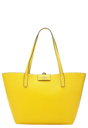 Gele leren totebag met twee handvatten en een klein gouden logo aan de voorkant in het midden.