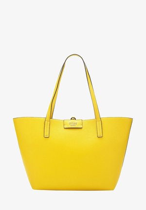 Bolso tote de cuero amarillo con dos asas y una pequeña placa de logo dorada en el centro delantero.