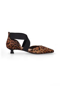 Puntige leopardprint flat shoe met een lage kittenheel en zwarte gekruiste elastische banden over de wreef.