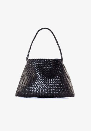 Borsa a tracolla in pelle intrecciata nera con una forma strutturata, manico intrecciato e una superficie liscia. Nota per il suo motivo intricato e la finitura lucida.