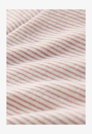 Mäkká bavlnená tkanina s jemnými ružovými a bielymi horizontálnymi pruhmi, ktorá má hladký povrch a jemné odtiene farieb.