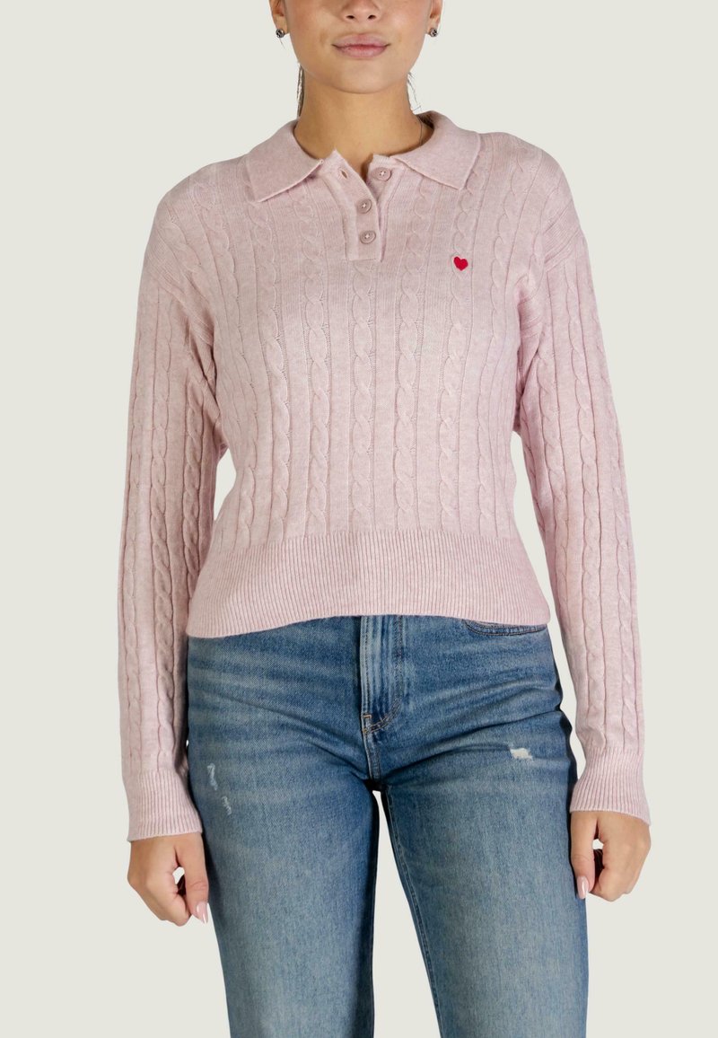 Maglione rosa chiaro lavorato a maglia con motivo a trecce, collo a polo, tre bottoni, polsini e orlo a coste e dettaglio a cuore rosso sul petto sinistro.