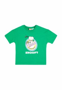 Camiseta verde de manga corta hecha de algodón. Presenta un gráfico de Snoopy y el texto "DEPARTAMENTO PEANUTS" en blanco y púrpura.