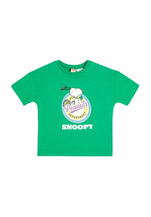Camiseta verde de manga corta hecha de algodón. Presenta un gráfico de Snoopy y el texto "DEPARTAMENTO PEANUTS" en blanco y púrpura.