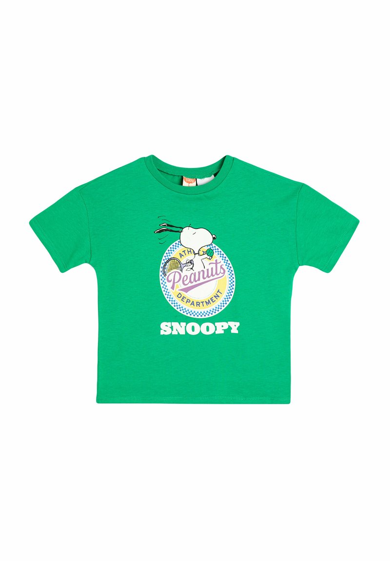 Camiseta verde de manga corta hecha de algodón. Presenta un gráfico de Snoopy y el texto "DEPARTAMENTO PEANUTS" en blanco y púrpura.