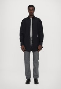 MM6 Maison Margiela c GORE LONG-SLEEVED  - Kratek plašč - deep black