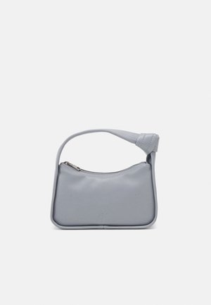 Kleine glatte hellgraue Handtasche mit Knoten-Detail an einem Riemen, rechteckige Form und Reißverschluss oben.