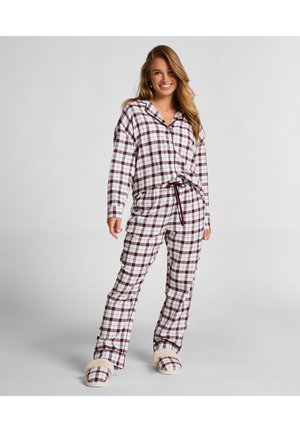 Ensemble de pyjama à carreaux rouges et blancs avec manches longues et pantalon. Tissu doux, taille élastiquée avec cordon de serrage, et comprend des chaussons doublés en polaire.