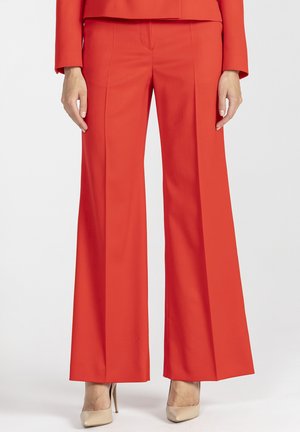 - Spodnie materiałowe