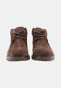 Bottes chelsea en suède marron avec un bout rond, six œillets et des lacets assortis. Tige texturée avec une semelle en caoutchouc contrastante.