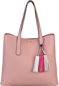 Różowa skórzana torba tote z dwoma ramiączkami, otwartym wierzchem oraz trzema dekoracyjnymi frędzlami w kolorze białym, różowym i jasnoróżowym. Szczegół z logo w kolorze srebrnym.