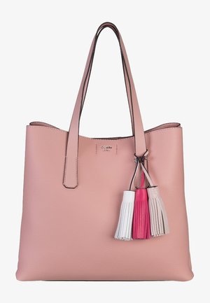 Różowa skórzana torba tote z dwoma ramiączkami, otwartym wierzchem oraz trzema dekoracyjnymi frędzlami w kolorze białym, różowym i jasnoróżowym. Szczegół z logo w kolorze srebrnym.