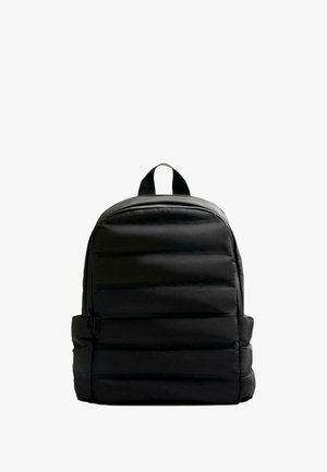 Czarny, wyściełany plecak o gładkiej, matowej fakturze, zaokrąglonym dnie oraz podwójnych kieszeniach bocznych na zamek. Wyposażony w przedni zamek błyskawiczny i uchwyt do noszenia.