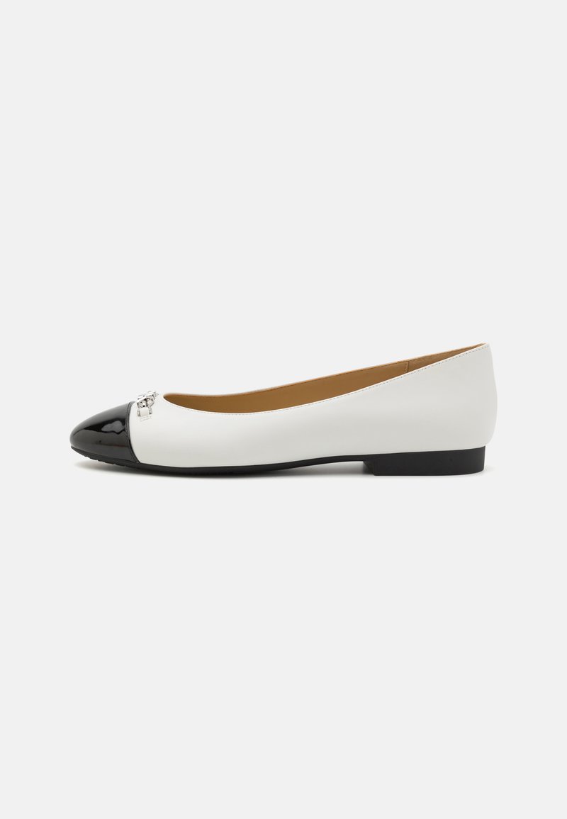 Scarpa ballet flat in pelle bianca con punta in vernice nera. Presenta un accento argentato sulla parte anteriore, tacco basso nero e una texture liscia.
