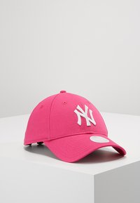 Rosa basebollkeps med en böjd skärm, med en vit "NY" logotyp framtill och en strukturerad tyg. Justerbar rem bak.