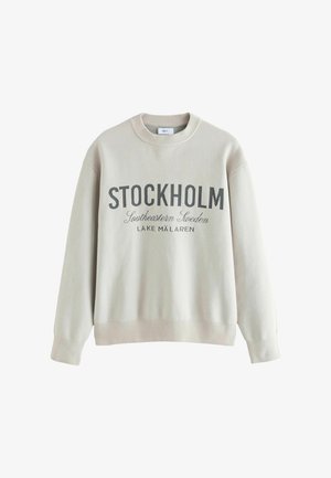 Cremefarbener Sweatshirt mit dem Aufdruck "STOCKHOLM" und "Südostschweden" in dunkelgrauer Farbe. Rippbündchen an den Ärmeln und am Saum, Rundhalsausschnitt.