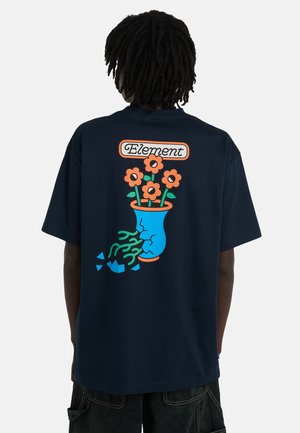 Granatowy, oversize'owy t-shirt z kolorową grafiką kwiatów w pękniętym wazonie na plecach oraz napisem "Element" nad grafiką.
