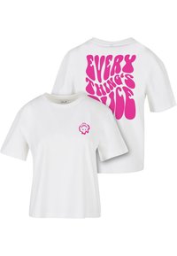 Hvit bomull T-skjorte, avslappet passform, kortermet. Front venstre har en liten rosa logo. Bak har stor rosa tekst "EVERYTHING'S NICE" i retrofont.