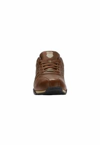 Bruine leren sneaker met gestructureerde zijkanten, ronde teen en rubberen zool. Voorzien van vetersluiting en logo op de tong en zijpaneel.