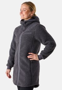 Grå fleecejacka med huva, frontdragkedja, långa ärmar och sidofickor. Har en texturerad yta och elastiska ärmslut för extra värme.