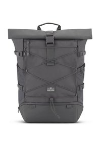 Szary plecak z zakładką na rolkę wykonany z trwałej tkaniny; posiada regulowane paski, przednią kieszeń na zamek oraz zewnętrzną linkę bungee na dodatkowe przechowywanie.