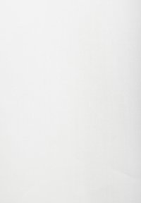 Fond en tissu blanc texturé avec un motif côtelé diagonal et une ombre subtile.