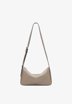 Beżowa skórzana torba na ramię o zakrzywionym kształcie, czarnym wykończeniu, regulowanym pasku i zamkiem błyskawicznym. Gładka faktura z minimalnym oznakowaniem.