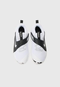Baskets de sport blanches avec accents noirs et une épaisse sangle. Présente un dessus en mesh, un bout rond et une semelle à motifs avec des détails de logo.
