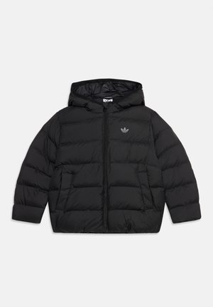 Veste noire matelassée à capuche avec fermeture éclair devant et deux poches latérales, avec un petit logo Adidas sur la poitrine gauche.