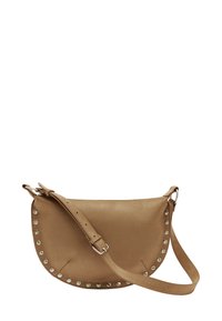 Brązowa skórzana torba na ramię o kształcie półksiężyca, z ćwiekowanymi zdobieniami na krawędzi oraz regulowanym paskiem na ramię.
