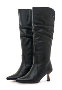 Schwarze Lederstiefel bis zum Knie mit lockerem Design, spitzem Zeh und niedrigem Absatz. Sie verfügen über einen seitlichen Reißverschluss und einen dezenten Markenakzent.