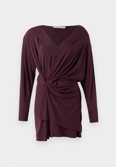 Μπορντώ μακρυμάνικη τούνικα με V λαιμόκοψη, που διαθέτει μια στριμμένη λεπτομέρεια στη μέση και στρώσεις με ασύμμετρο στρίψιμο στο τελείωμα. Απαλή υφή υφάσματος.