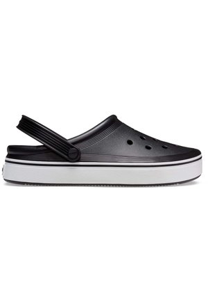 Sort slip-on træsko med ventilerede huller, en hvid tyk sål med sorte striber og en bevægelig rem ved hælen.