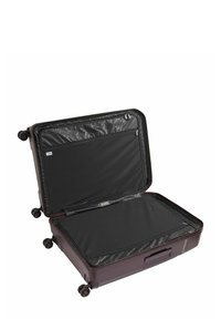 Maleta rígida de color burdeos oscuro con un acabado suave, cuatro ruedas multidireccionales y un interior espacioso con forro de tela negra y un bolsillo con cremallera.