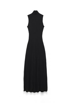 Robe maxi noire sans manches, en tissu côtelé, avec un col haut et une taille cintrée, s'écoulant en une longue jupe plissée.
