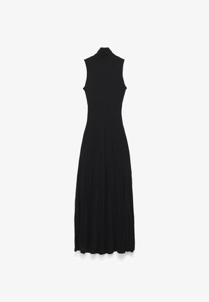 Robe maxi noire sans manches, en tissu côtelé, avec un col haut et une taille cintrée, s'écoulant en une longue jupe plissée.